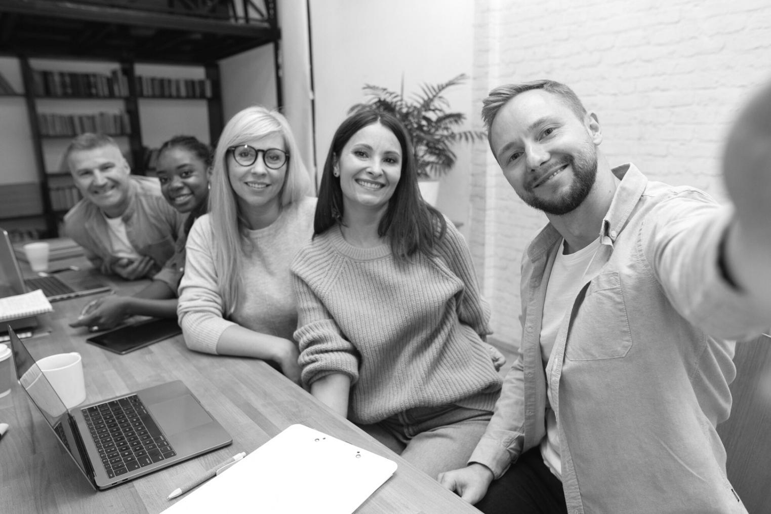 Moderne Büroumgebung mit Finanzplanung am Computer