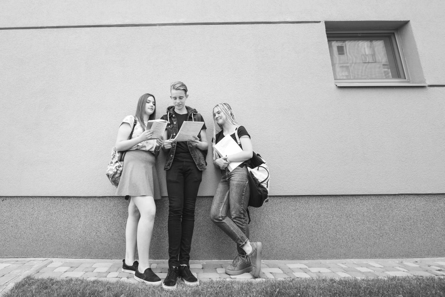 Kreative Unternehmer beim gemeinsamen Lernen in modernem Arbeitsraum